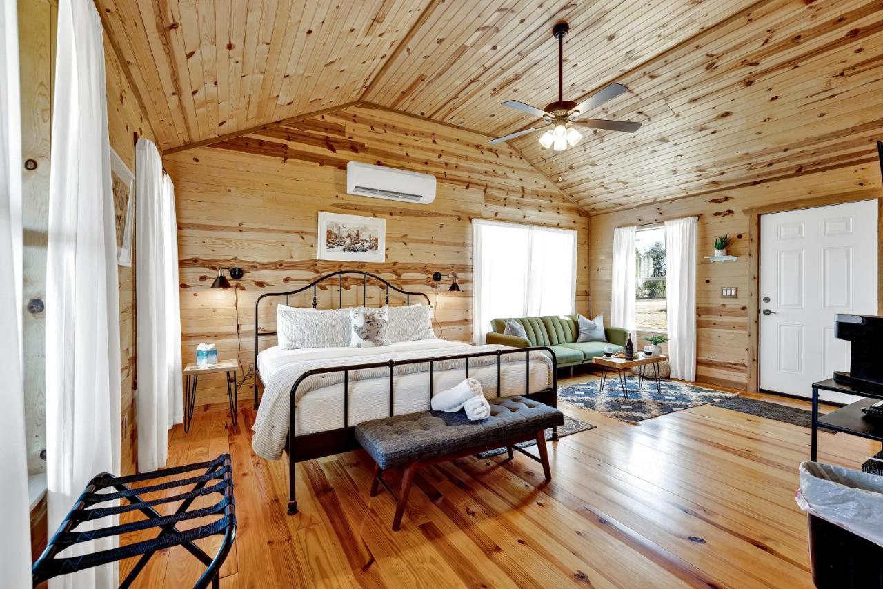 Rocky Ridge Cedar Cabin With Hot Tub & Amazing Views Crabapple Екстериор снимка